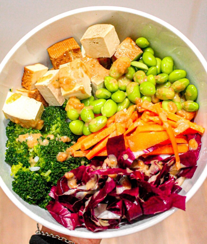 Buddha Bowl con tofu affumicato, edamame, radicchio rosso, carote e broccoli