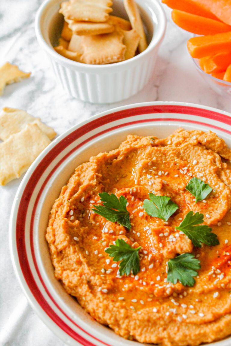 Hummus di ceci alla paprika, foglie di prezzemolo, sesamo