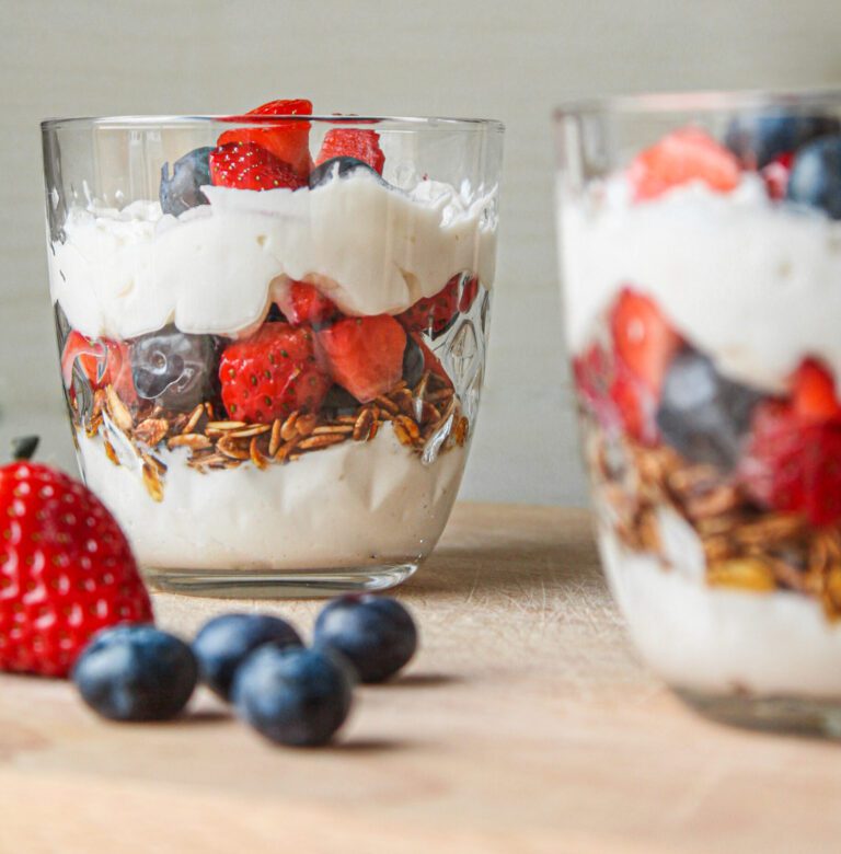 bicchieri di yogurt con granola e frutta fresca