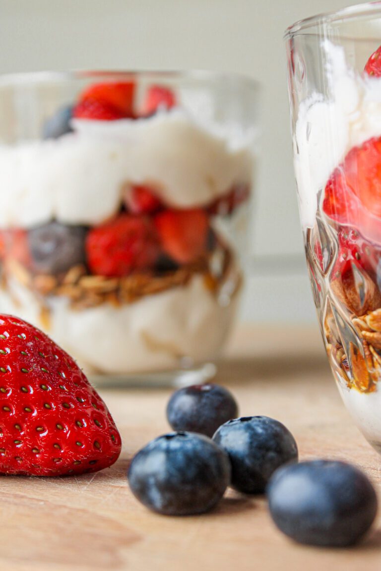 bicchieri di yogurt con granola e grutta fresca