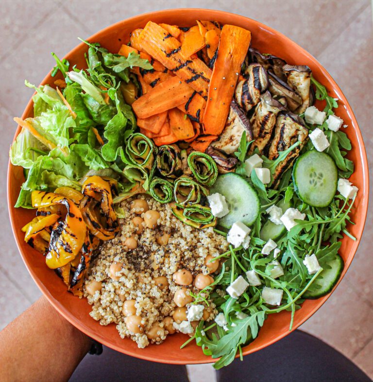 Buddha Bowl con ceci speziati alla paprika, quinoa, verdure grigliate, insalata, rucola e feta