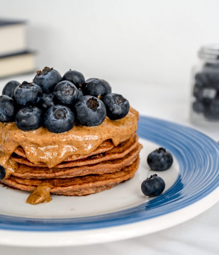 Pancakes con burro di arachidi e mirtilli