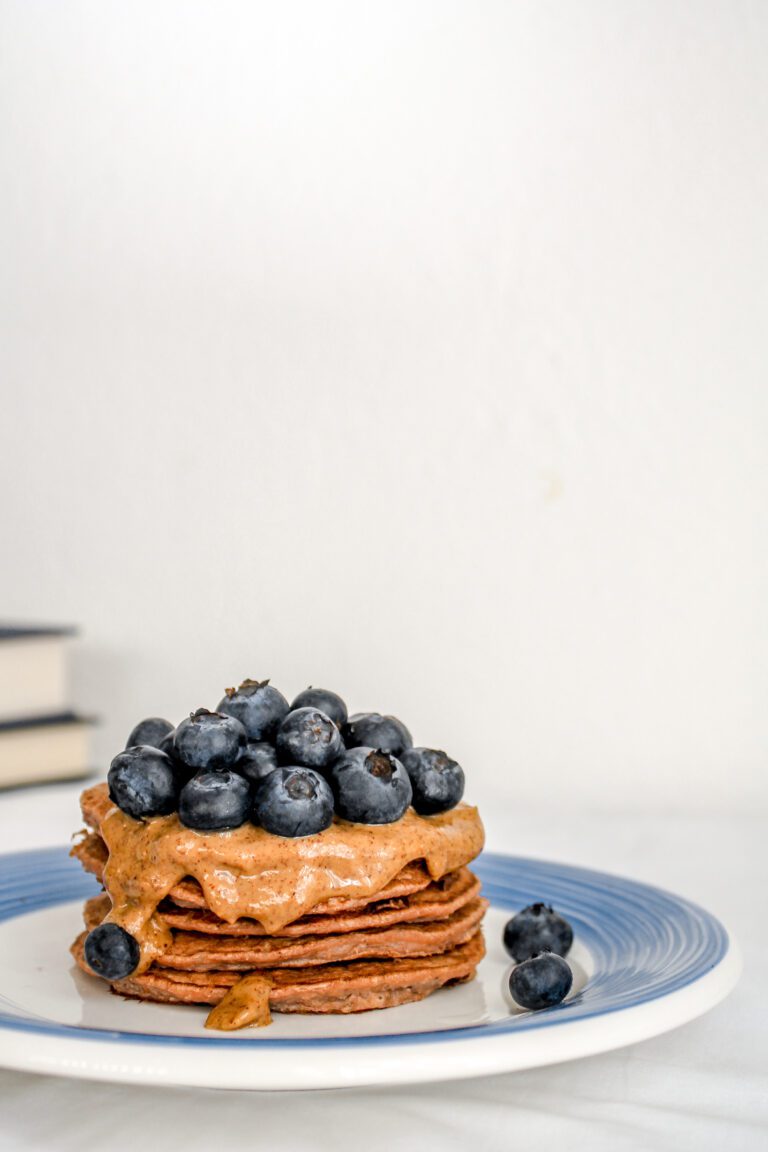 Pancakes proteici con burro di arachidi e mirtilli