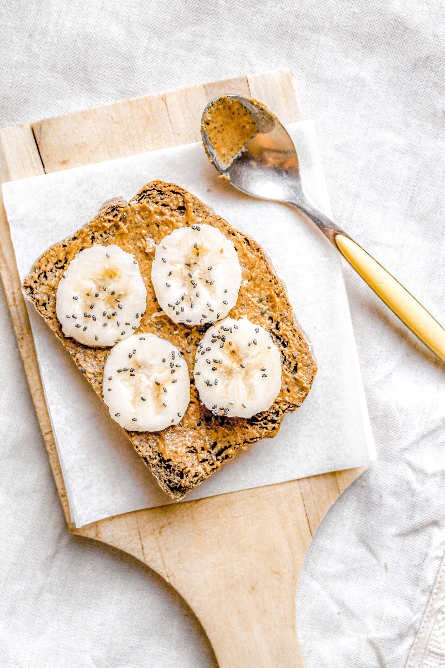 Toast con fette di banana e burro di arachidi