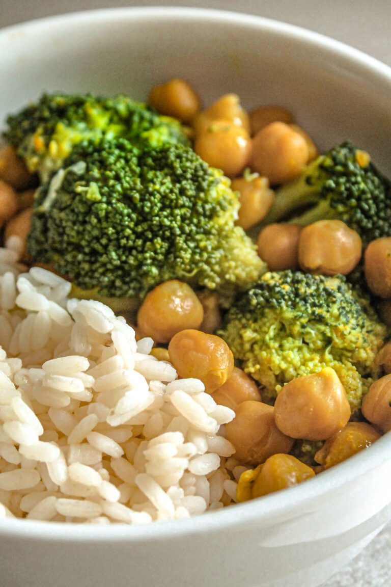 plant-based ciotola con riso bianco, ceci e broccoli