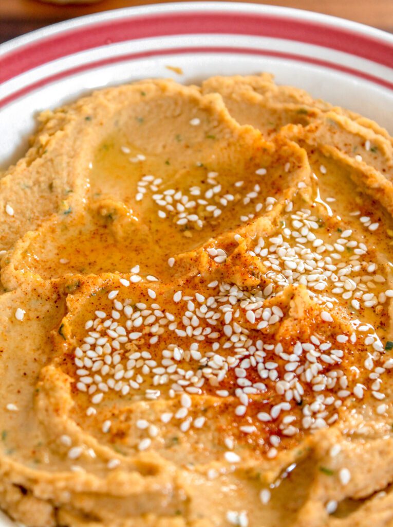 Hummus di ceci alla paprika, semi di sesamo, salsa tahina