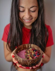 Ragazza con bowl in mano