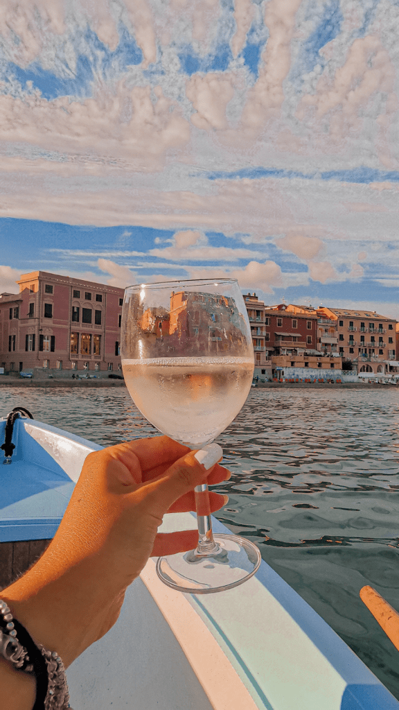 calice di prosecco, mare, baia del silenzio, case