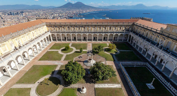 Cose da vedere a Napoli: Certosa di San Martino: museo, prato verde, cielo azzurro, alberi