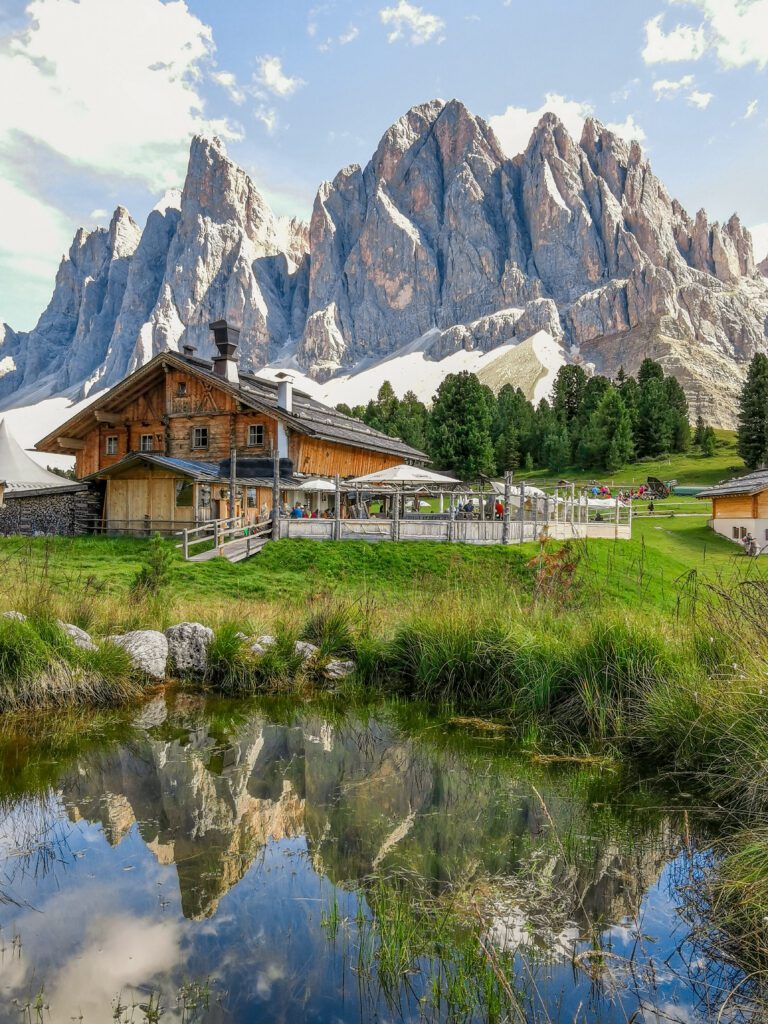 gruppo delle odle: lago riflesso, montagne, verde, prato, cielo azzurro