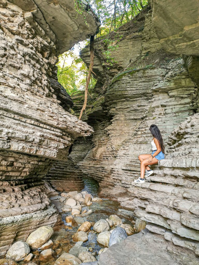 brent de l'art: ragazza seduta tra le rocce