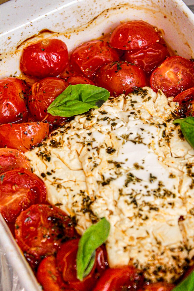 pasta feta e pomodorini: feta, pomodorini, foglia di basilico