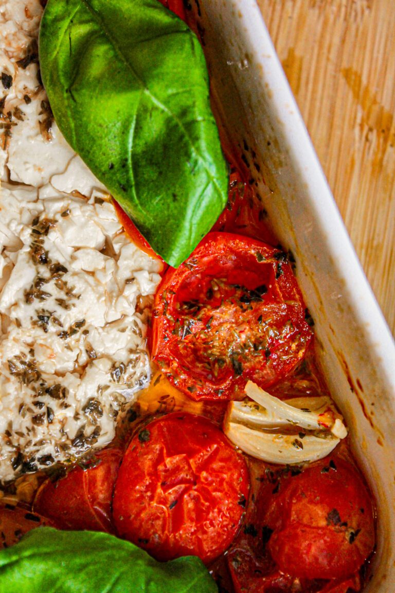 pasta feta e pomodorini: feta, pomodorini, foglia di basilico, aglio