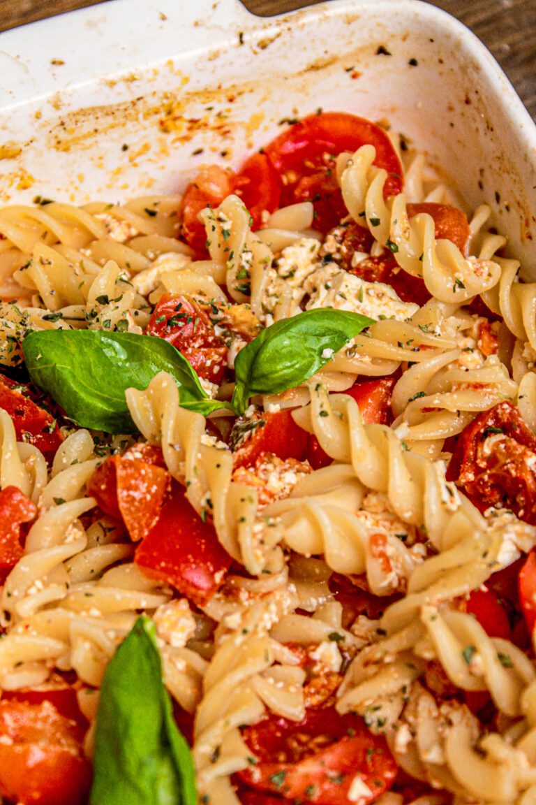 pasta feta e pomodorini, foglia di basilico