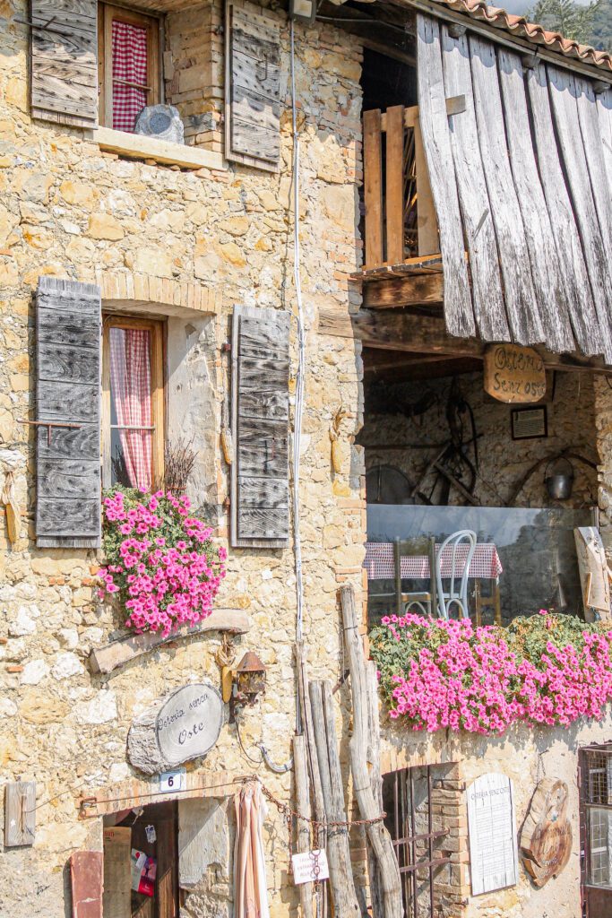 osteria senz'oste: taverna di mattoni, fiori rosa, terrazza