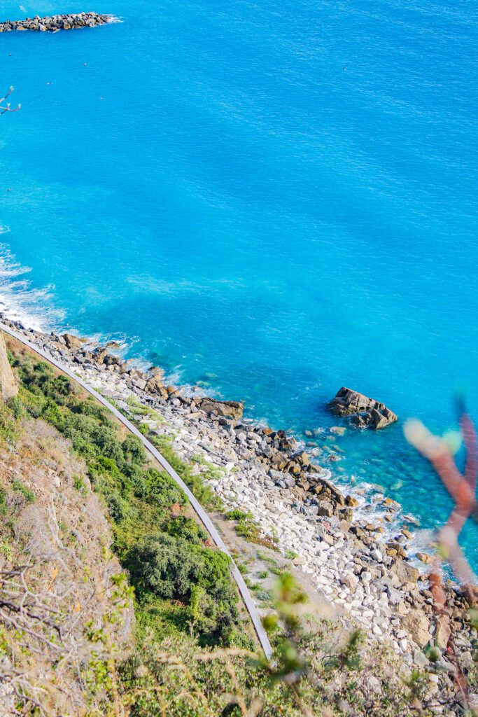 Mare turchese, scogli, rocce a picco