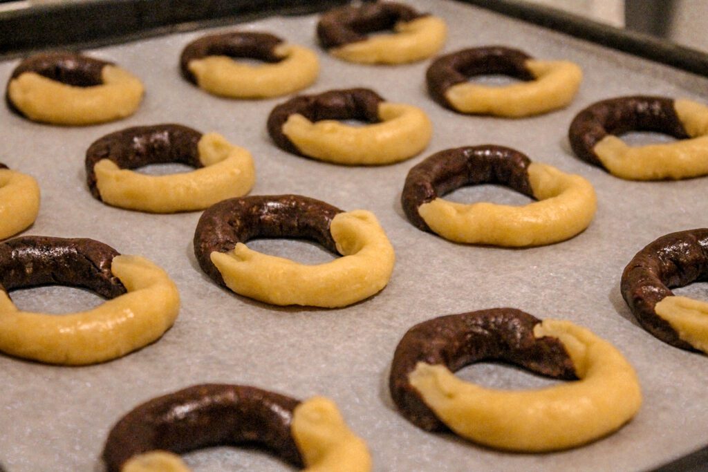 teglia di biscotti abbracci, pasta frolla al cacao e alla panna