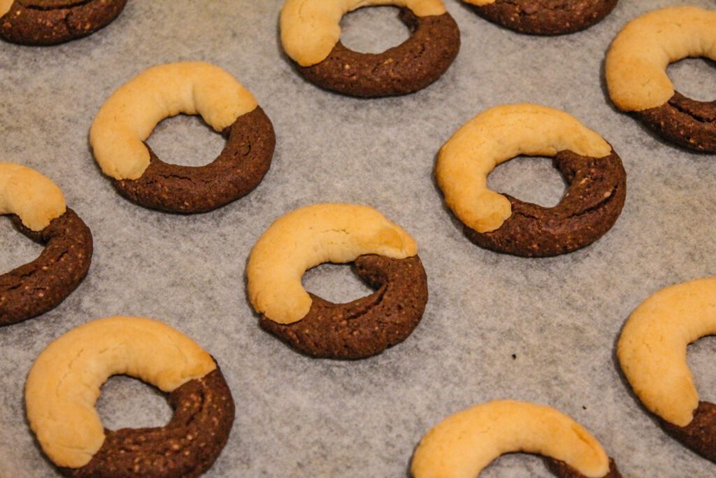 teglia di biscotti abbracci, pasta frolla al cacao e alla panna