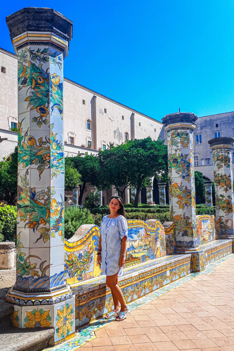 Cosa vedere a Napoli: Monastero di Santa Chiara, cielo azzurro, maioliche