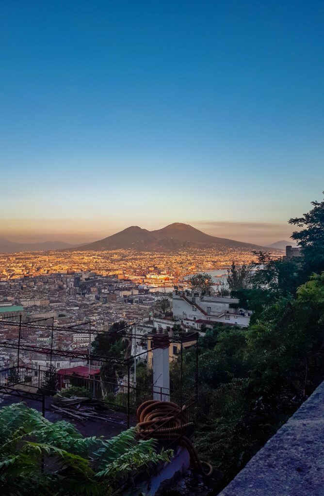 Cosa vedere a Napoli: tramonto sul vesuvio