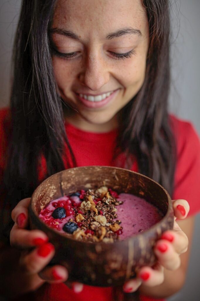 Bowl of world Ragazza con una bowl in mano
