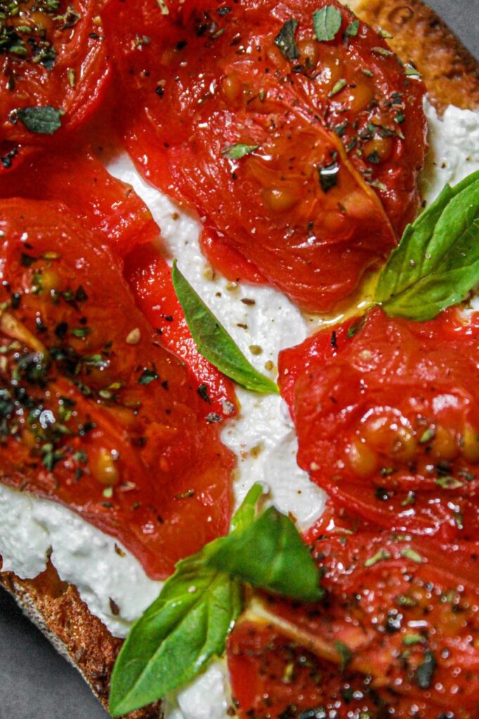 Fetta di pane con pomodoro, formaggio e basilico