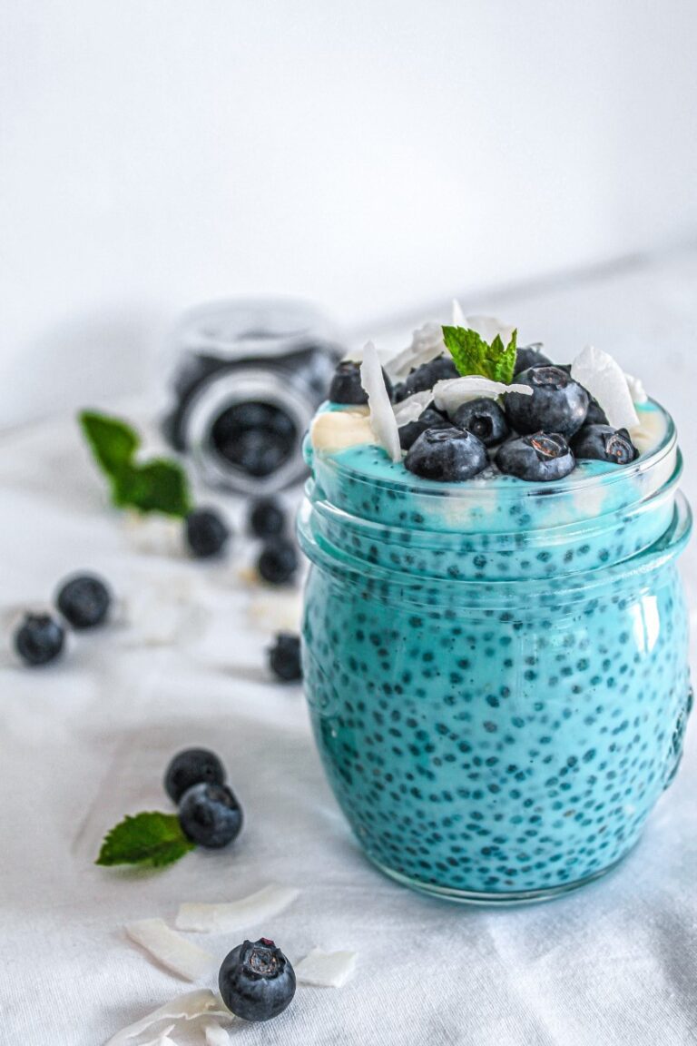 barattolino con chia pudding blu e mirtilli