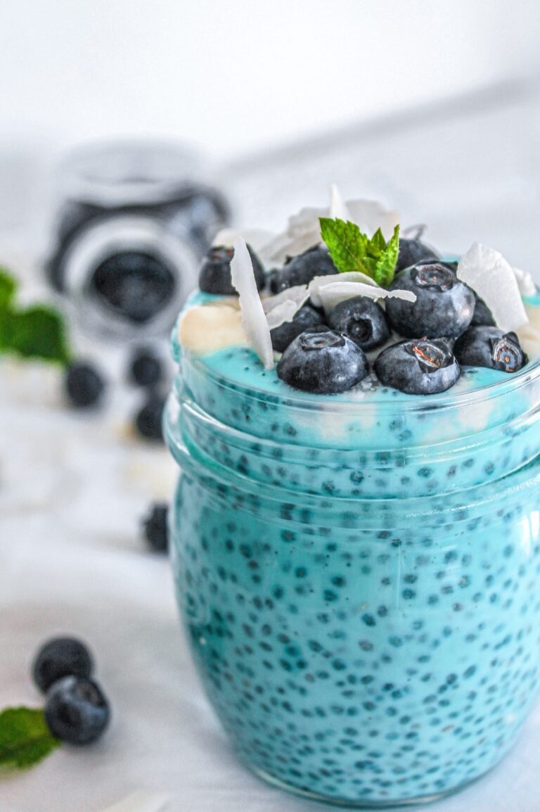 barattolino con chia pudding blu e mirtilli