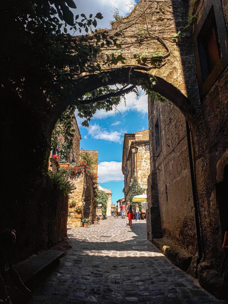 cielo azzurro, casa di mattoni, arco di pietra