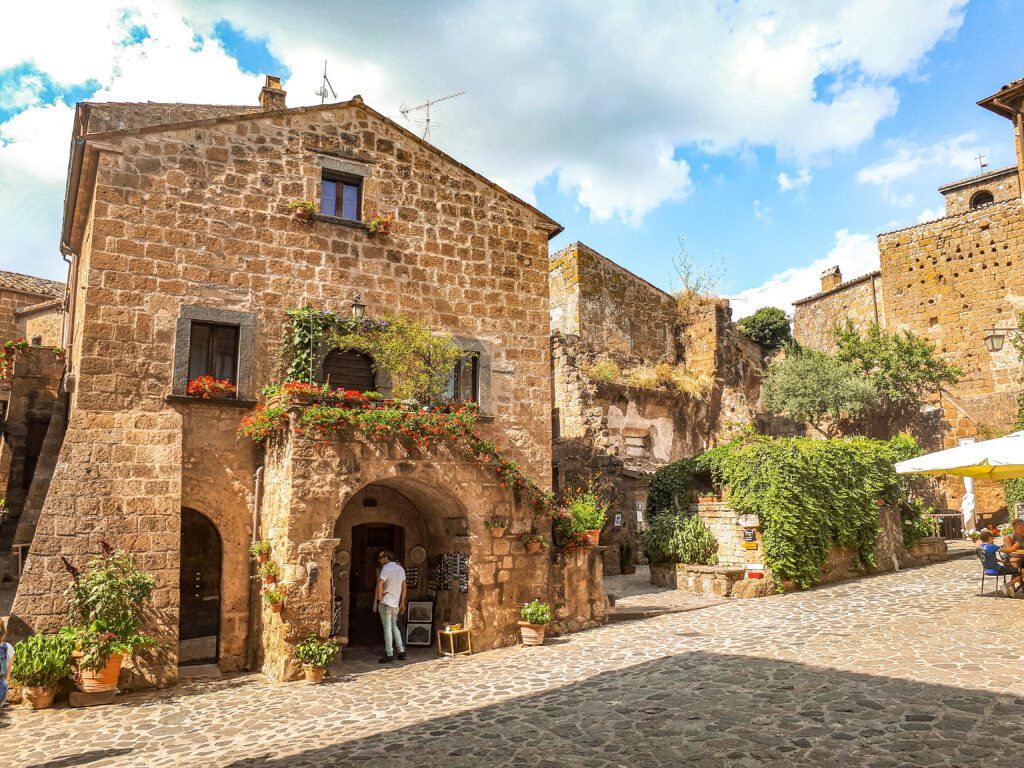 cielo azzurro, casa di mattoni, piante