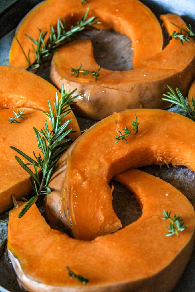arancione, teglia, fette di zucca al forno, rametti di rosmarino e timo, verde