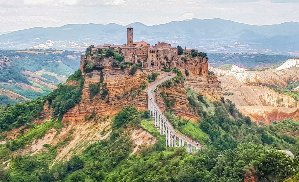 città sulla collina, case, alberi, cielo, strada