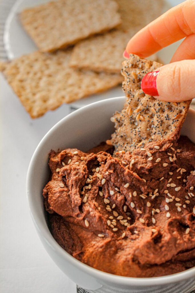 hummus al cioccolato: semi di sesamo, galletta di segale