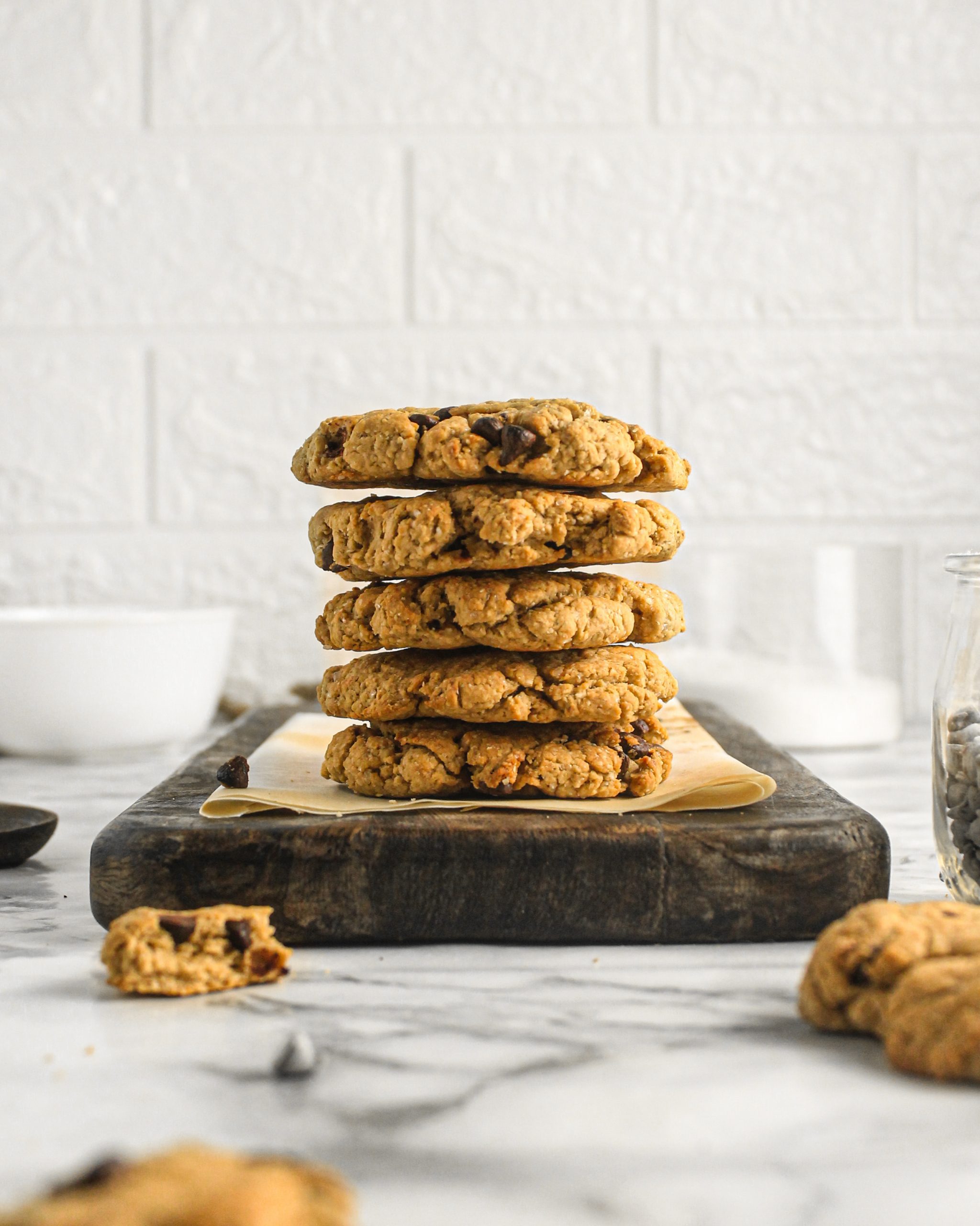 Scopri di più sull'articolo Chocolate chips cookies vegan al burro di arachidi