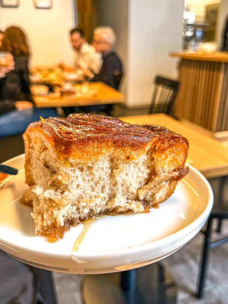 loste cafe - cinnamon roll