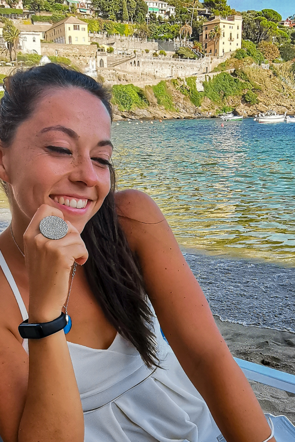 ragazza che sorride con dietro il mare