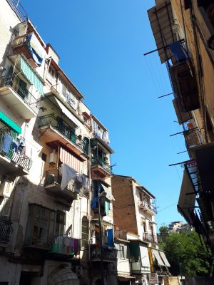 Cosa vedere a Napoli: Rione Sanità - case, cielo azzurro