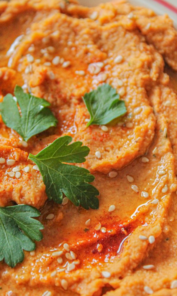 Hummus di ceci alla paprika, foglie di prezzemolo, salsa tahina, sesamo