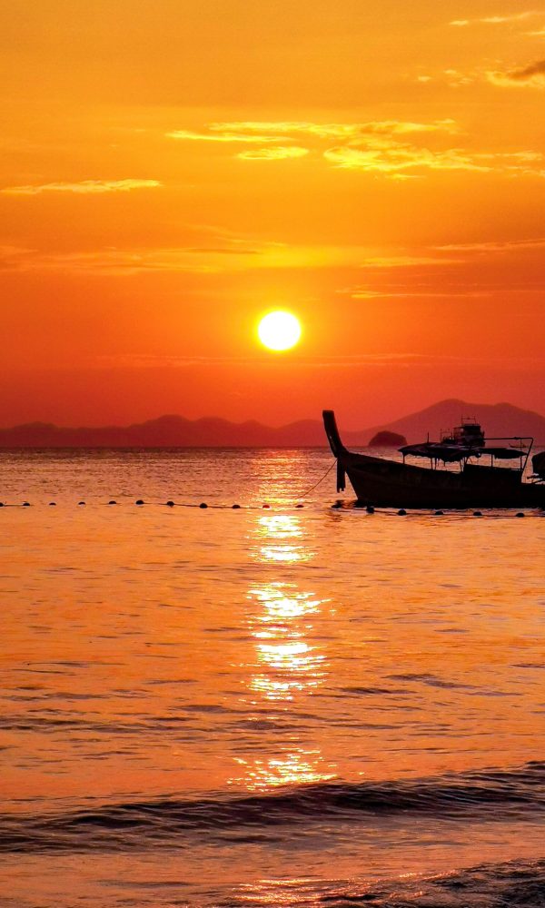 Tramonto, sole, mare rosso, arancione, giallo, barca