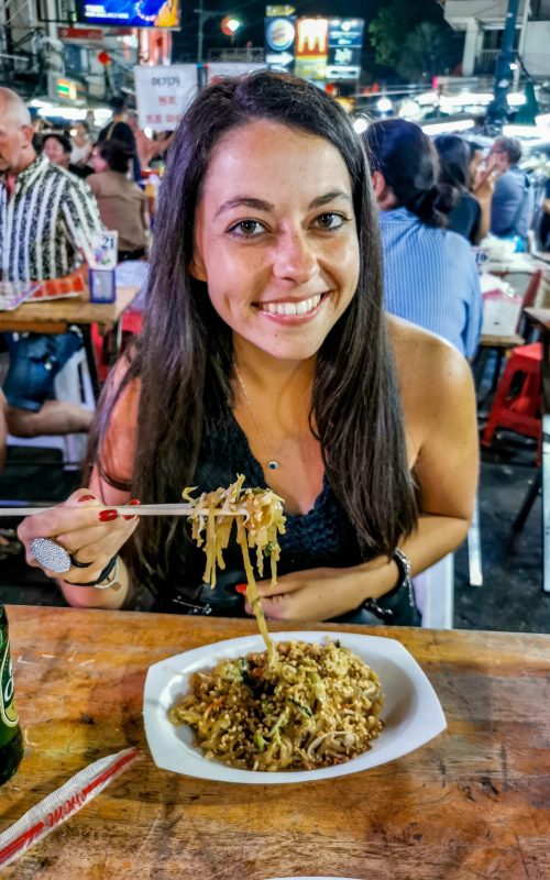 Pad thai Ragazza che mangia un piatto di pad thai