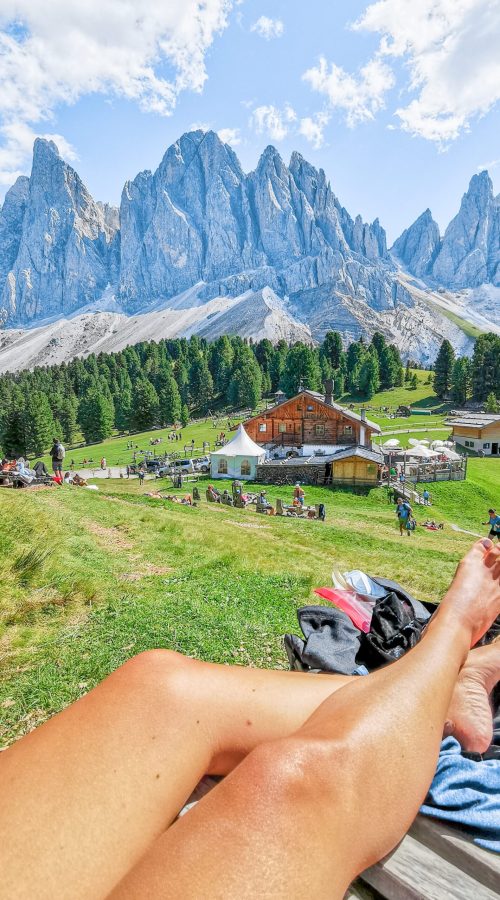 Gruppo delle Odle: montagne, rifugio, verde, gambe