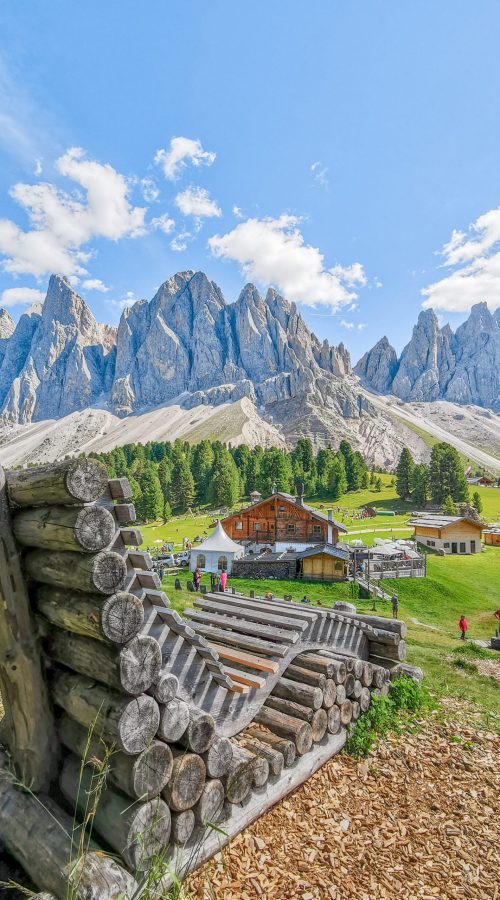 Gruppo delle Odle_ montagne, sdraio di legno, verde, prato, cielo azzurro