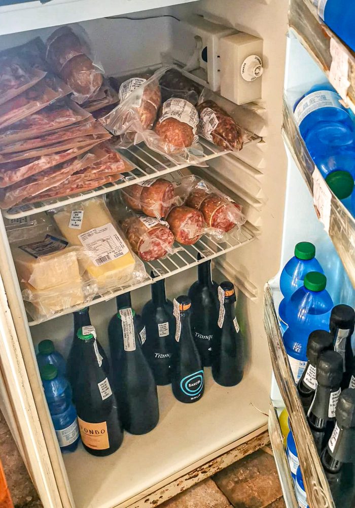 Osteria senz’oste Frigo pieno di bottiglie, insaccati sottovuoto