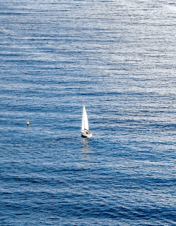 Trekking a Sestri Levante, Rocche di Sant’Anna barca in mezzo al mare