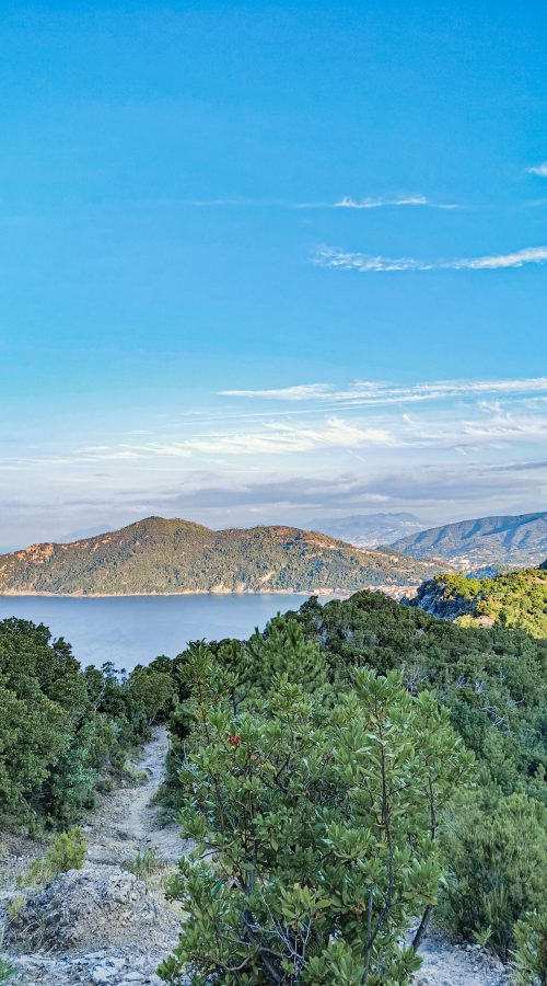 Trekking a Sestri Levante: Mare, cielo azzurro, costa di terra