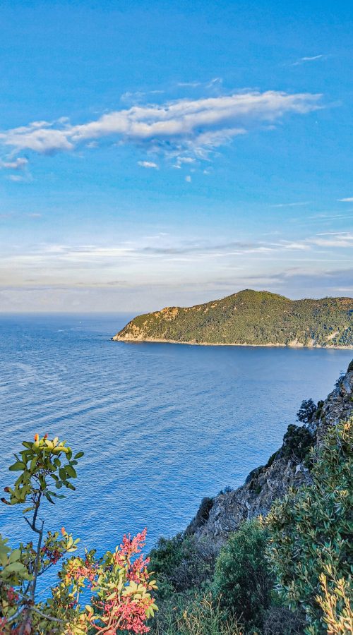 Trekking a Sestri Levante: are, cielo azzurro, costa di terra