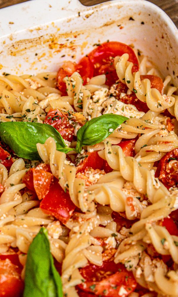 pasta feta e pomodorini, foglia di basilico