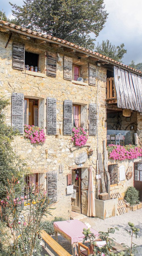 osteria senz'oste: taverna di mattoni, fiori rosa, terrazza