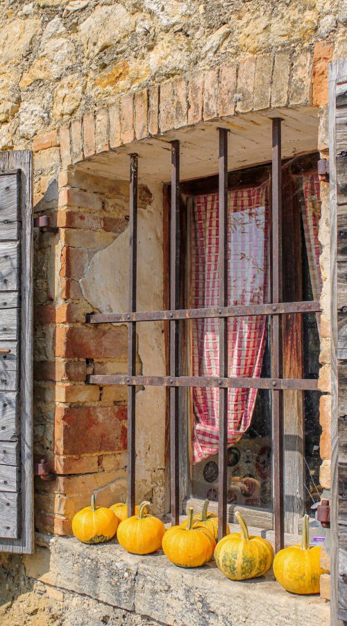 Osteria senz'oste: finestra di mattoni, zucche arancioni