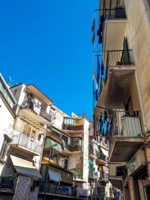 Cosa vedere a Napoli: Rione Sanità - case, cielo azzurro